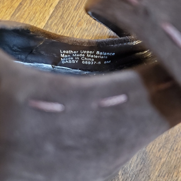 Naturalizer | Sassy brown heels with thick stitching and faux button strap - Picture 4 of 6